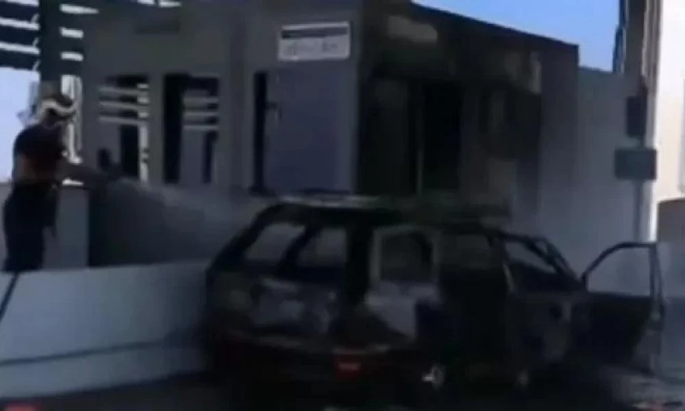 Αυτοκίνητο «λαμπάδιασε» στα διόδια Κιάτου
